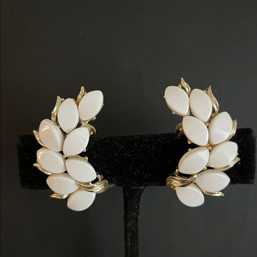Vintage Kramer white thermoset draping leaves choker and clip ear climber set - Picture 7 of 13